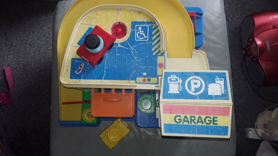 GARAGE AUS ENGLAND 90ER, FISHER PRICE,seltenes Motiv,für 35,--€ in Peine