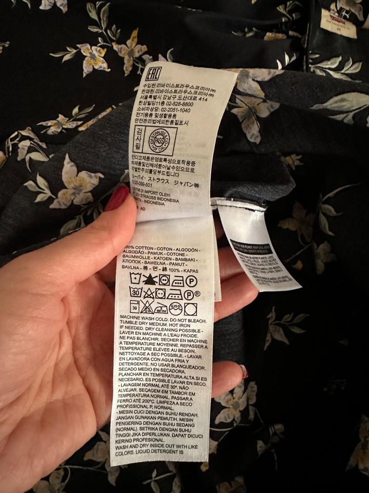 Levi’s Bluse XS schwarz Blumen Trompetenärmel NEU !!! in Berlin