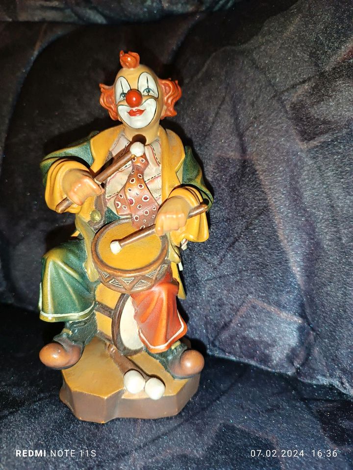 Clownfigur aus Holz (ca. 8 x 16 x 5 cm B x H x T) in Overath