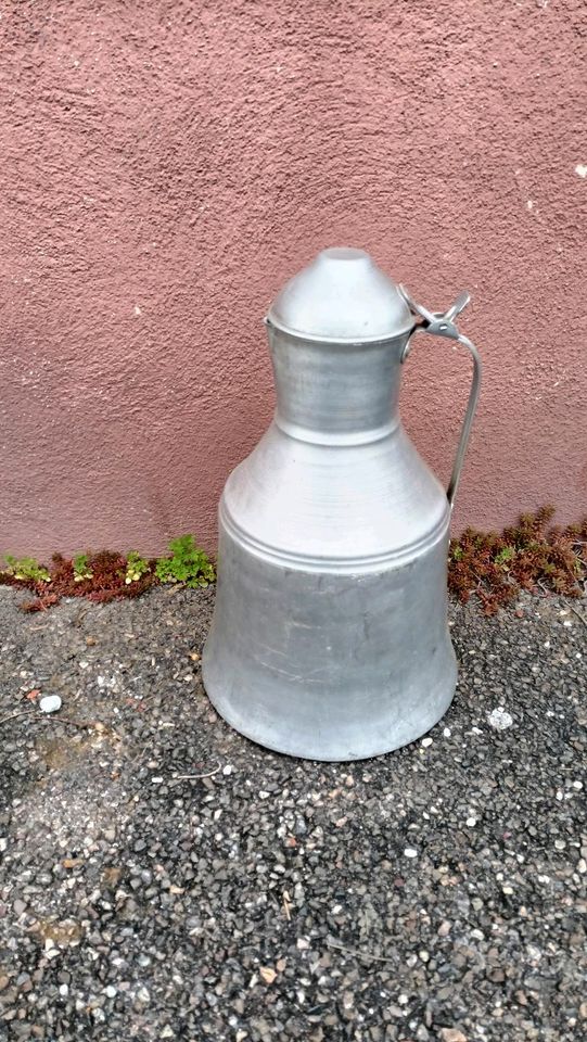 Große Aluminium Wasserkanne alt in Heidenheim an der Brenz