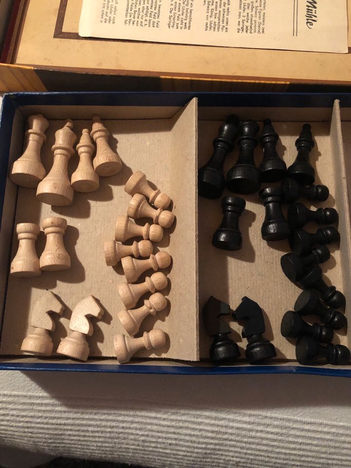 DDR Brettspiel Mühle Dame Schach Figuren aus Holz in Pössneck