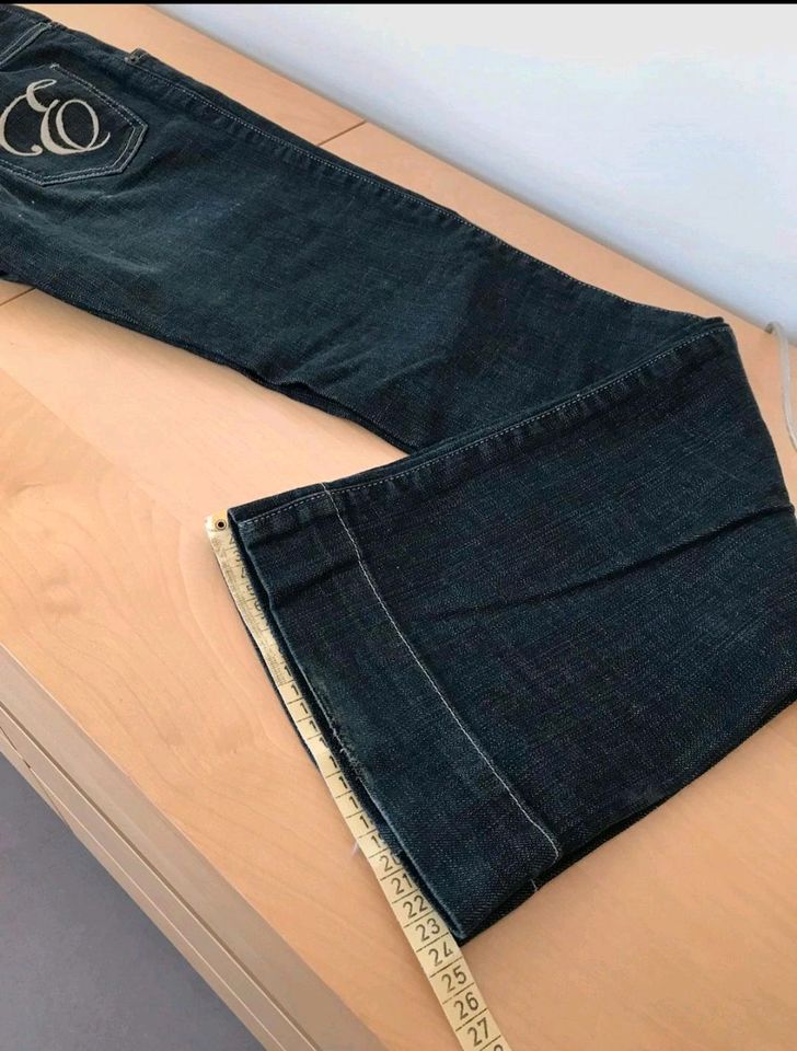 Ausgefallene Highwaist y2k Jeans mit hohem Bund und tribal, Gr XS in Berlin