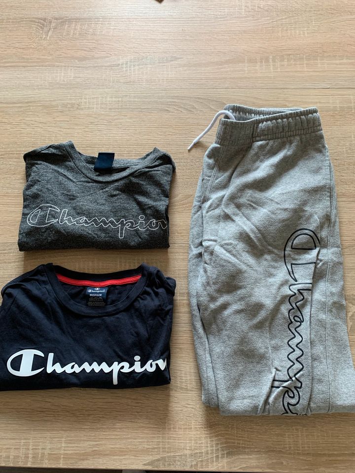 Champion T-Shirt+ Hose (M) in Hennigsdorf