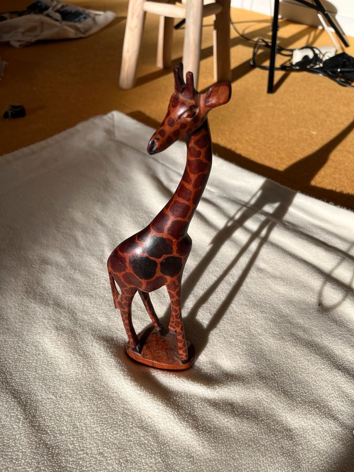 Giraffe aus Holz - Original afrikanisches Schmuckstück in Erbach