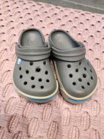 Kinder Crocs C6/7 22-23-24 grau blau Schuhe Sandalen Aubing-Lochhausen-Langwied - Aubing Vorschau