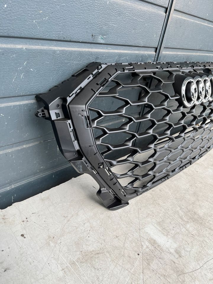 Audi Q3 83F S-Line Grill Kühlergrill Frontgrill 83F853651B Ab2019 in Bönnigheim