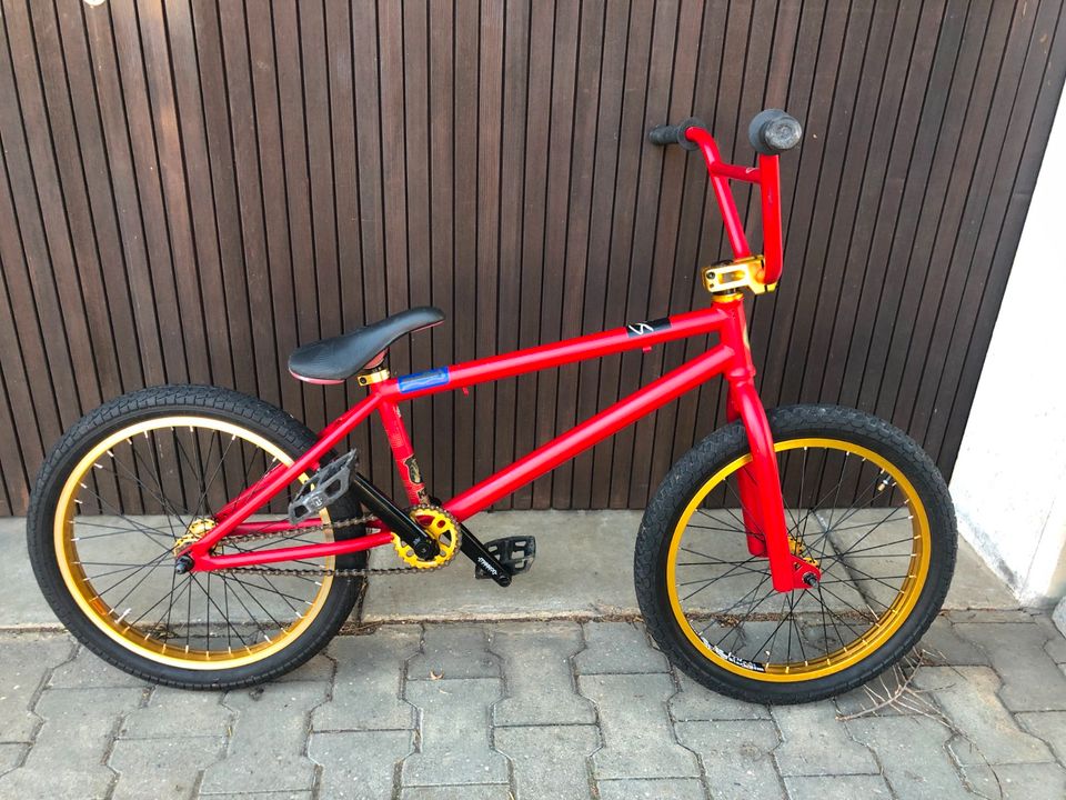 Kink BMX / matt rot / goldene Anbauteile in Aindling