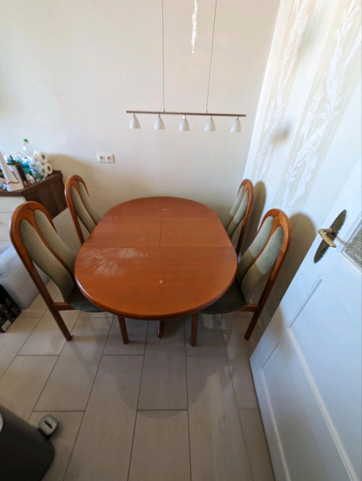 Küchen bzw. Wohnzimmer Tisch (ausziehbar) mit 4 Stühlen in Berlin