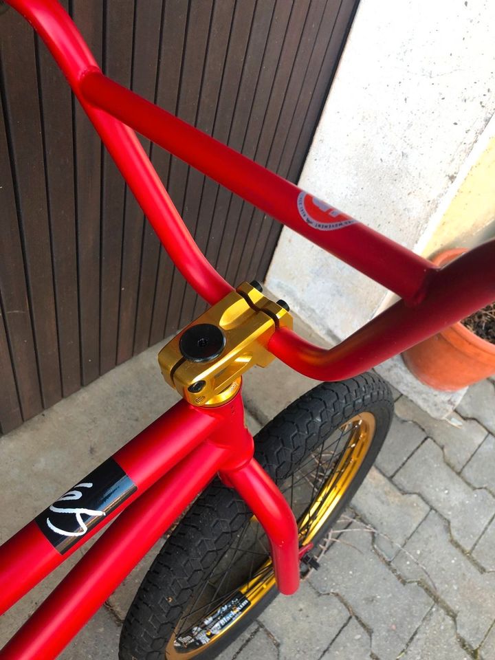 Kink BMX / matt rot / goldene Anbauteile in Aindling
