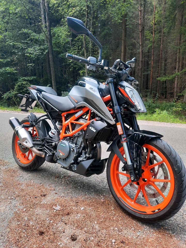 KTM Duke 390 Neuwertig Top Zustand wenig Km Garantie in Nördlingen