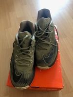 Nike Sportschuh Gold mit schwarzen Applikationen Größe 44,5 EUR Hessen - Langen (Hessen) Vorschau