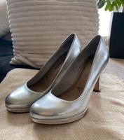 Tamaris Pumps silber glänzend 36 NEU Hochzeit/ Party Brandenburg - Großbeeren Vorschau
