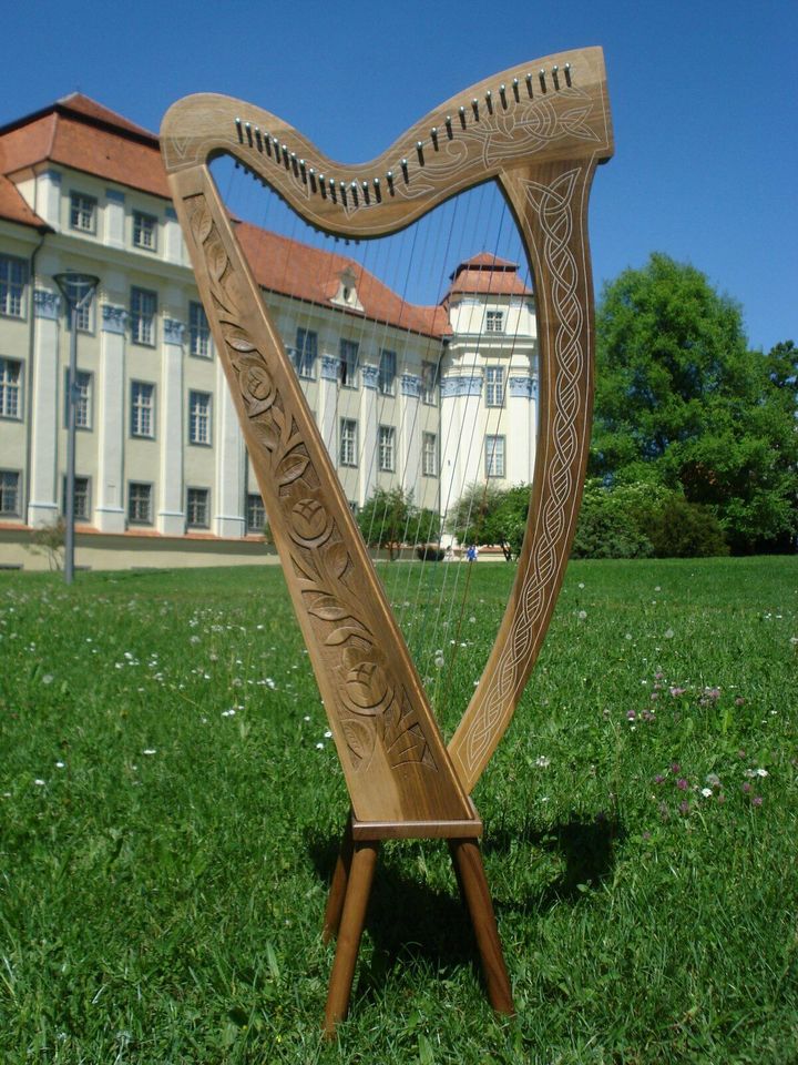 Unsere Region Harfe 29 Saiten Walnuss + Füße + Tasche + Zubehör in Horgenzell