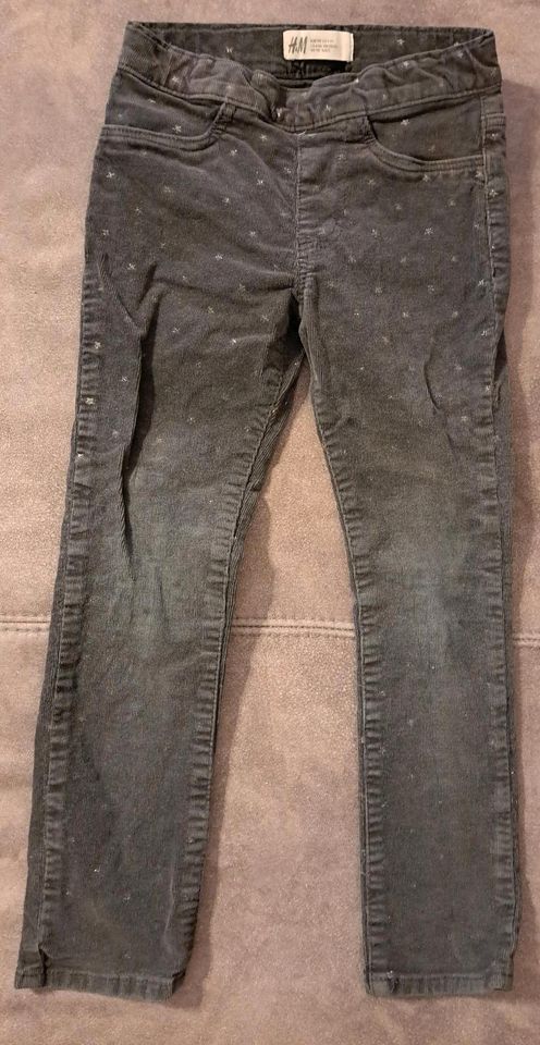 Graue Cordhose mit Sternen Gr. 110 in Pfungstadt