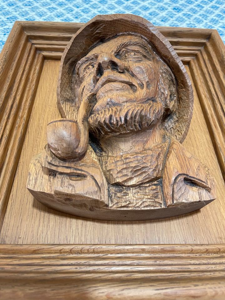 Holzfigur geschnitzt Relief Flachfigur Mann mit Pfeife Bild in Berlin