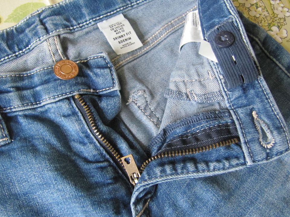 Hose Jeans H&M 140 mittel blau top in Weimar