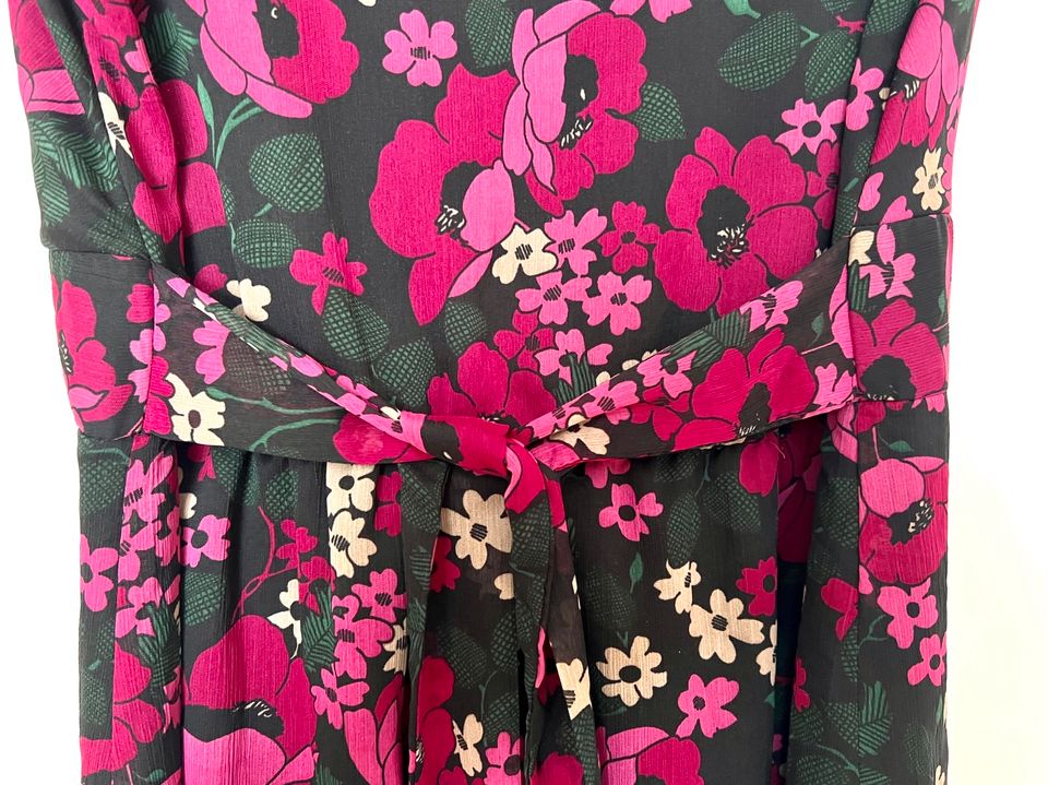 Kleid pink schwarz Blumen Rüschen Spitze romantisch Folklore in Hohenschäftlarn