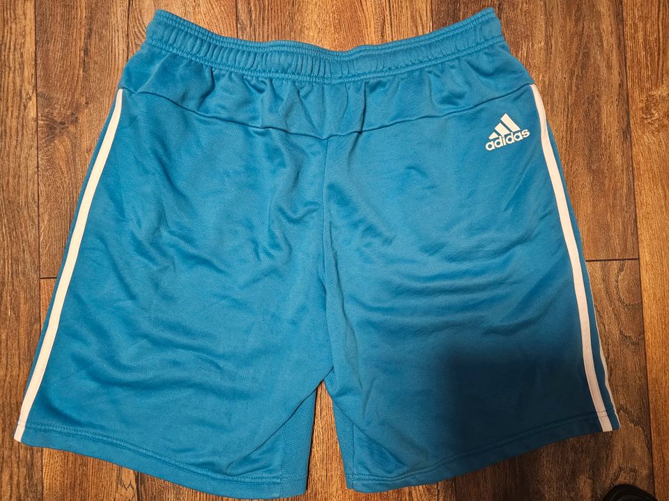Neu ! Original Adidas Shorts , Hose , Gr. XL in Ratingen