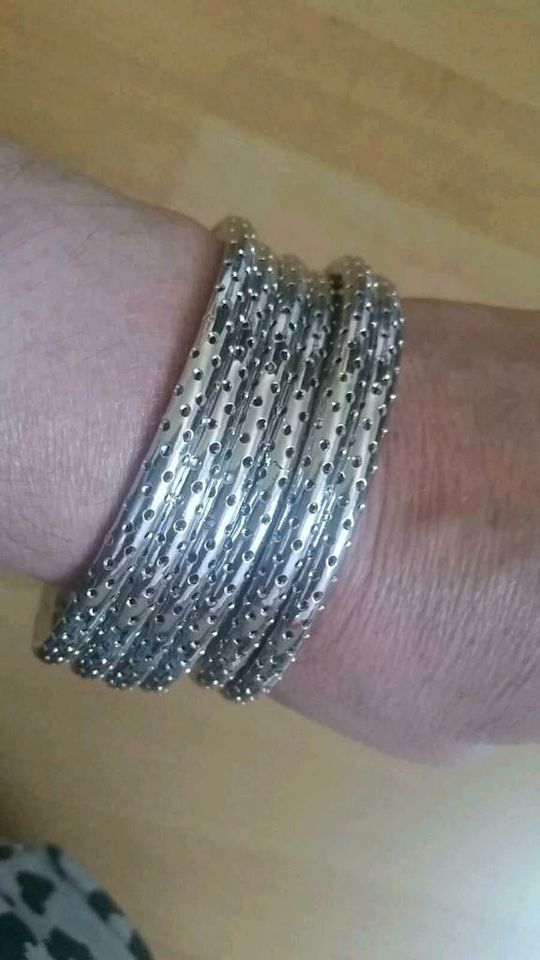 Armbänder Metall 6stück  Silber leicht stylisch modern in Rosenberg