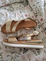 Sandaletten / Sandalen gold von Inuovo, neu, Größe 39 Hessen - Wettenberg Vorschau