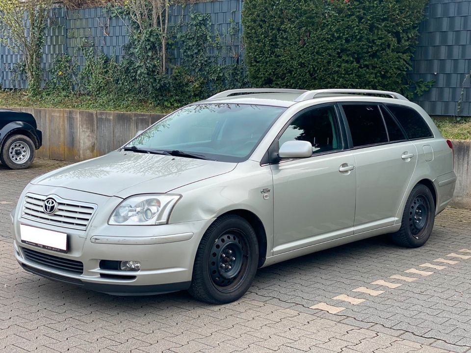 Toyota Avensis Kombi 2.2 D-CAT Sol - TÜV Neu in Solingen