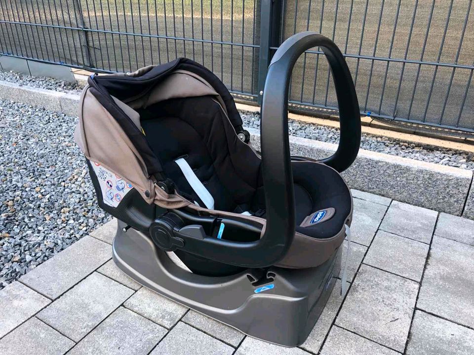 Chicco Babyschale mit 2 Stationen für das Auto in München