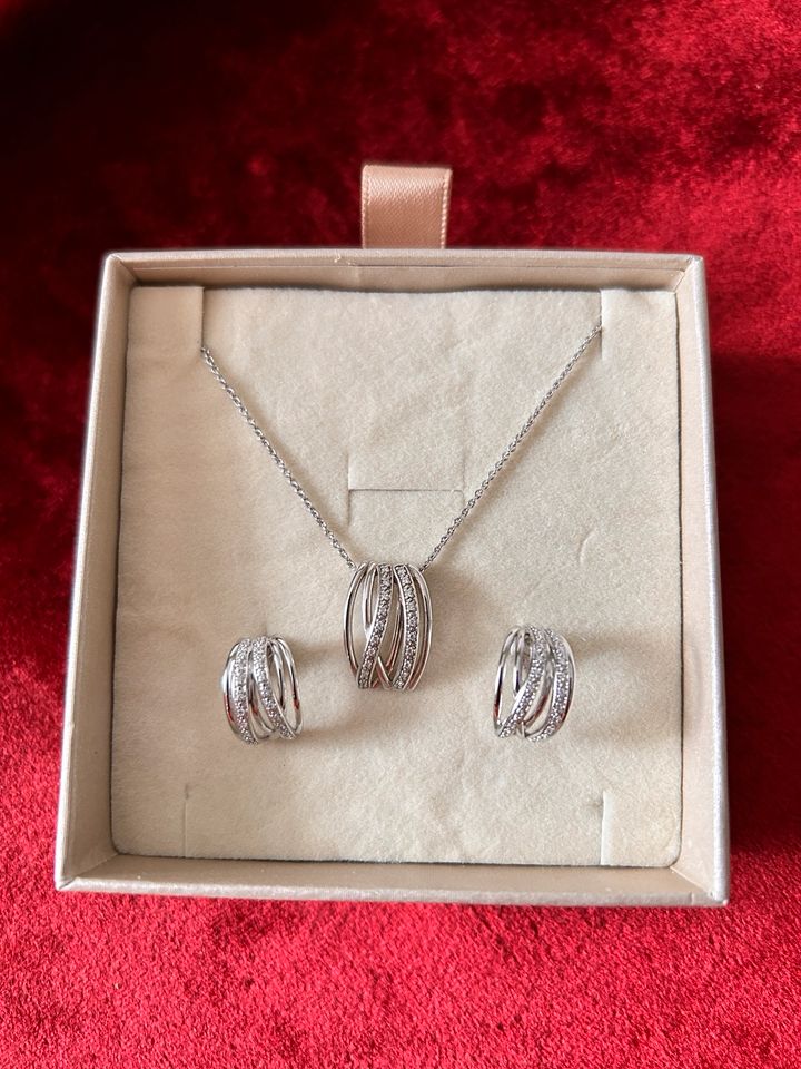 Schöne Halskette mit dazugehörigem Ohrschmuck in Silber in Offenburg