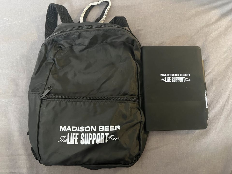 MADISON BEER Rucksack & Journal VIP-Package Life Support Tour in Erding