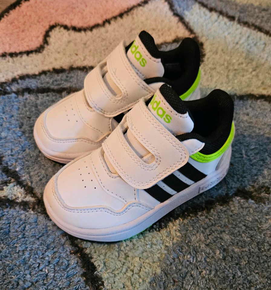 Adidas Kinder Sneaker Schuhe in Mönchengladbach