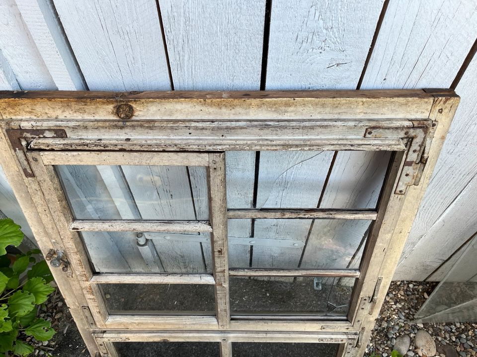 Historisches Sprossenfenster aus Holz mit Schiebefenster in Giengen an der Brenz