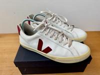 VEJA Leder Sneaker weiß mit Bordeaux, Gr. 44 Saarbrücken-Mitte - Alt-Saarbrücken Vorschau