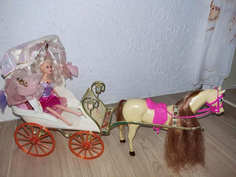 Barbie Kutsche 1976 mit funktioneller Puppe und Pferd in Schramberg