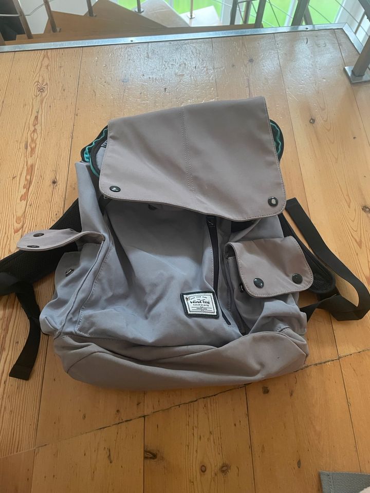 Grauer Rucksack WindTook in Ratingen