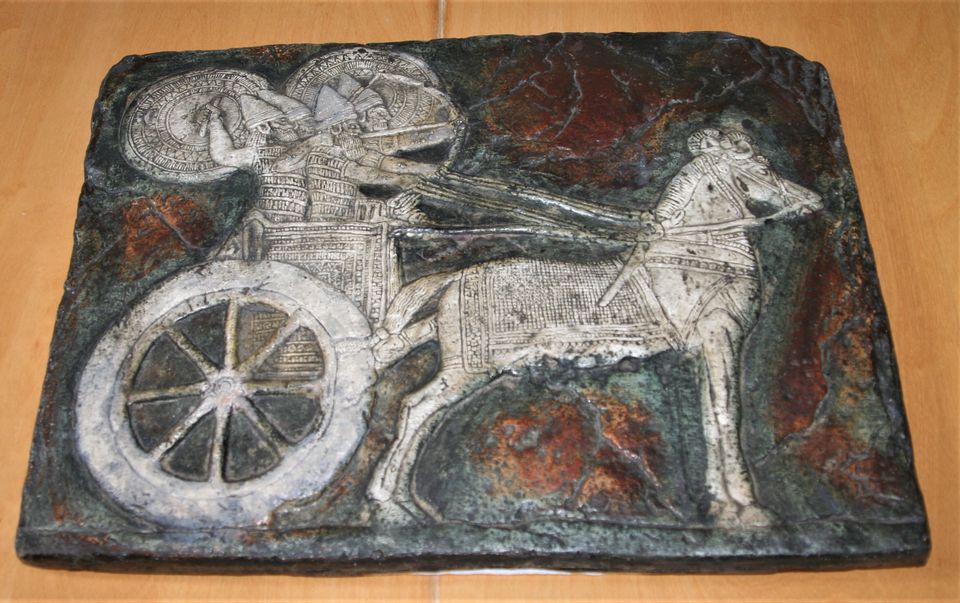 Wandplatte Gipsabguss: Relief assyrische Krieger Streitwagen in Berlin