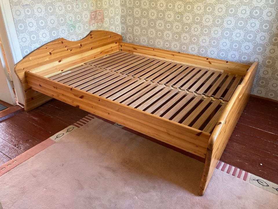 Massives Bett 160 x 200 cm, Echtholz in Dersekow