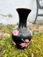Vase schwarz mit Blumen Bayern - Taufkirchen (Landkreis Mühldorf) Vorschau