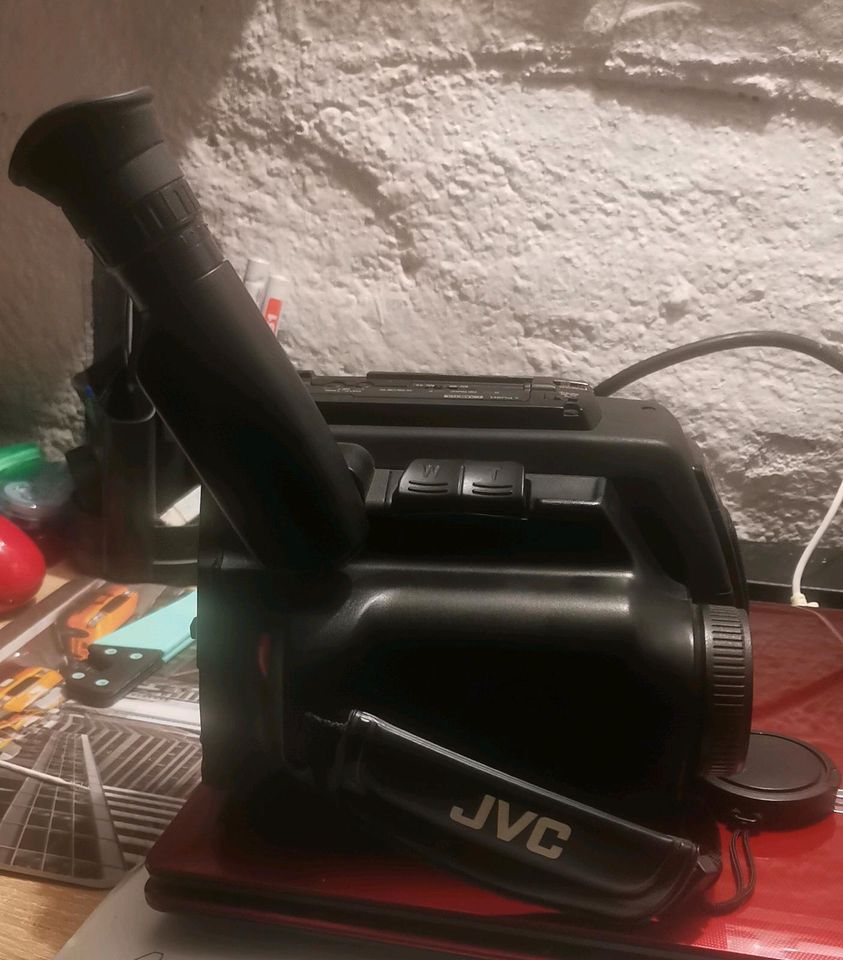 JVC VHS Camcorder  GR AX5 mit Zubehör in Herborn