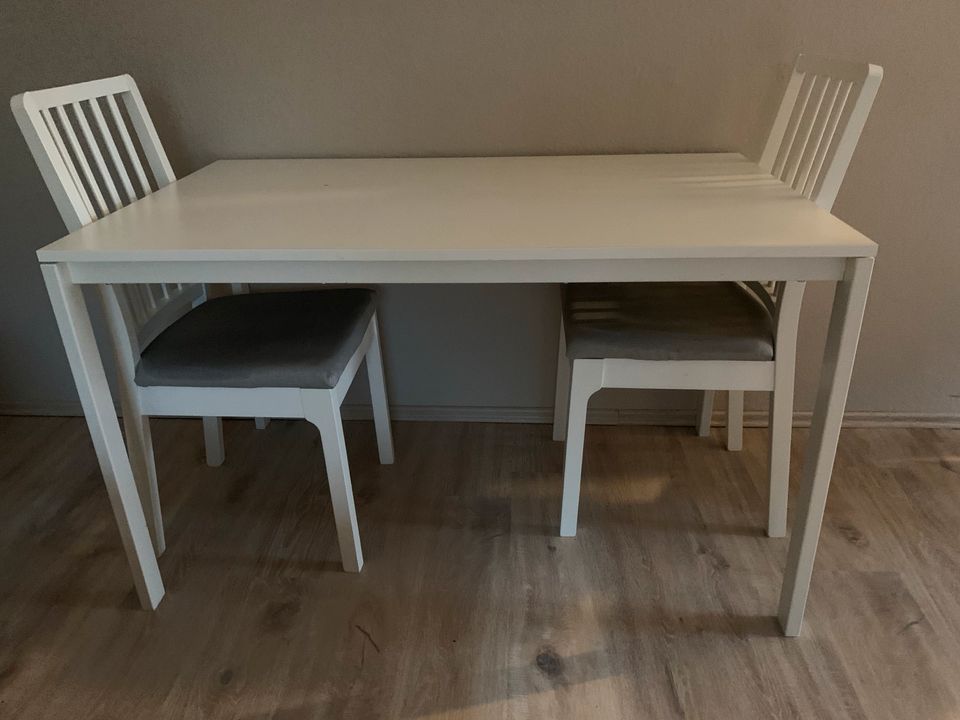 Tisch Stühle Ikea weiß/grau in Grömitz