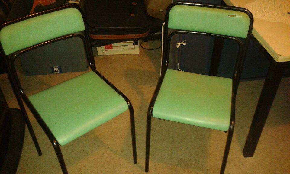 2 alte Stühle in Steinhorst