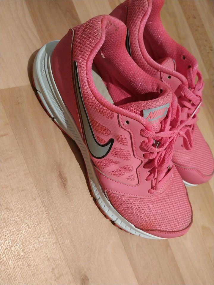 Nike Schuhe in pink. in Kiel