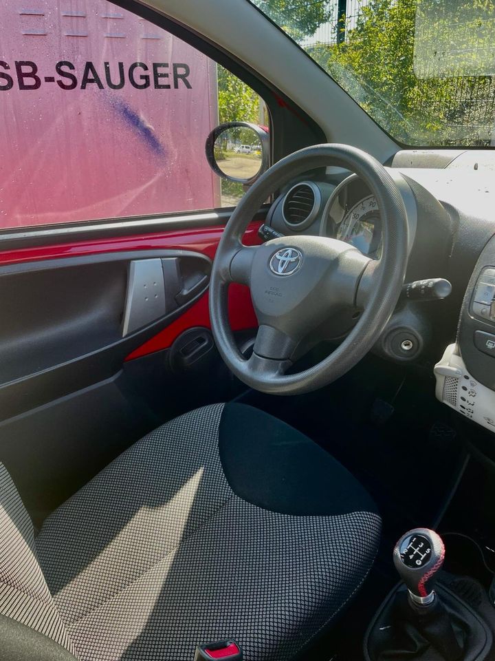 Toyota Aygo *LED*8-Fach-Bereift*WenigKM*PDC in Lichtenfels
