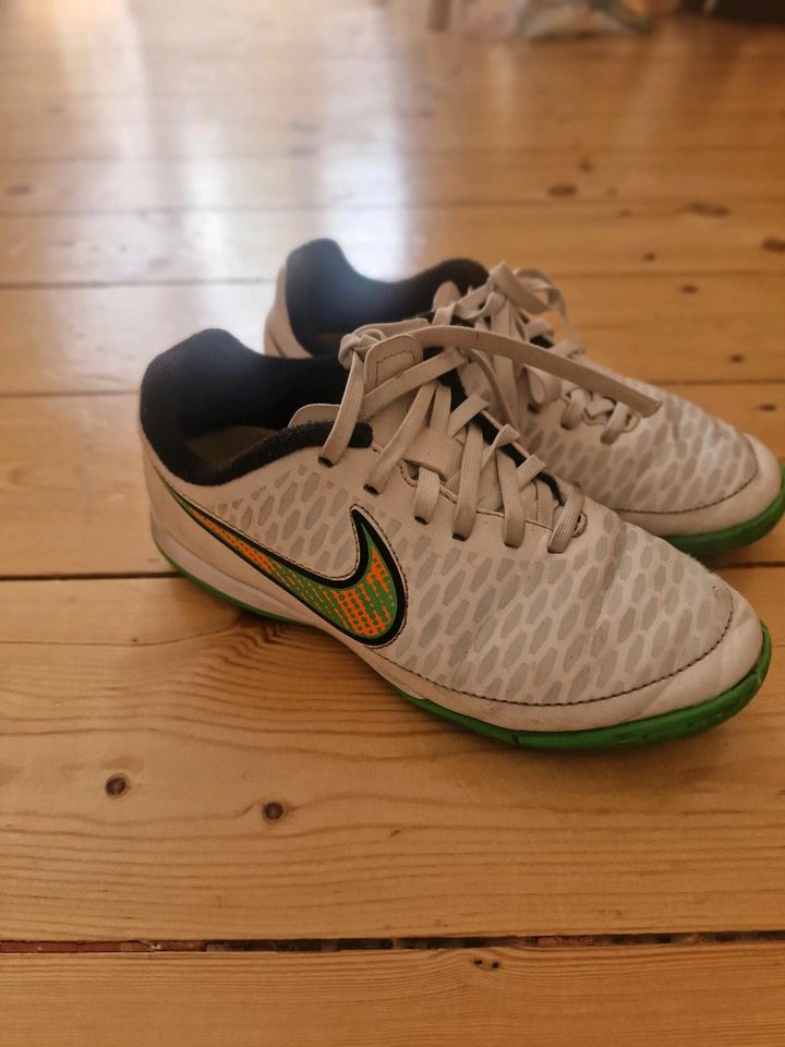 Nike Schuhe in Gr.33 in Berlin