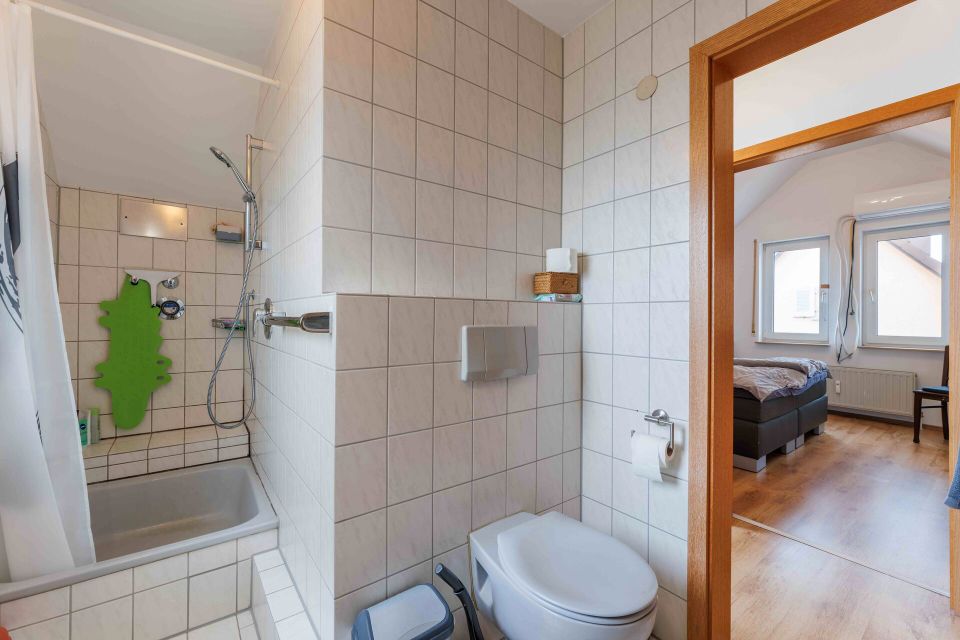 Gemütlicher Wohnkomfort | 3-Zimmer-Maisonette-Wohnung in LB Pflugfelden | Stellplatz | EBK | Balkon in Ludwigsburg