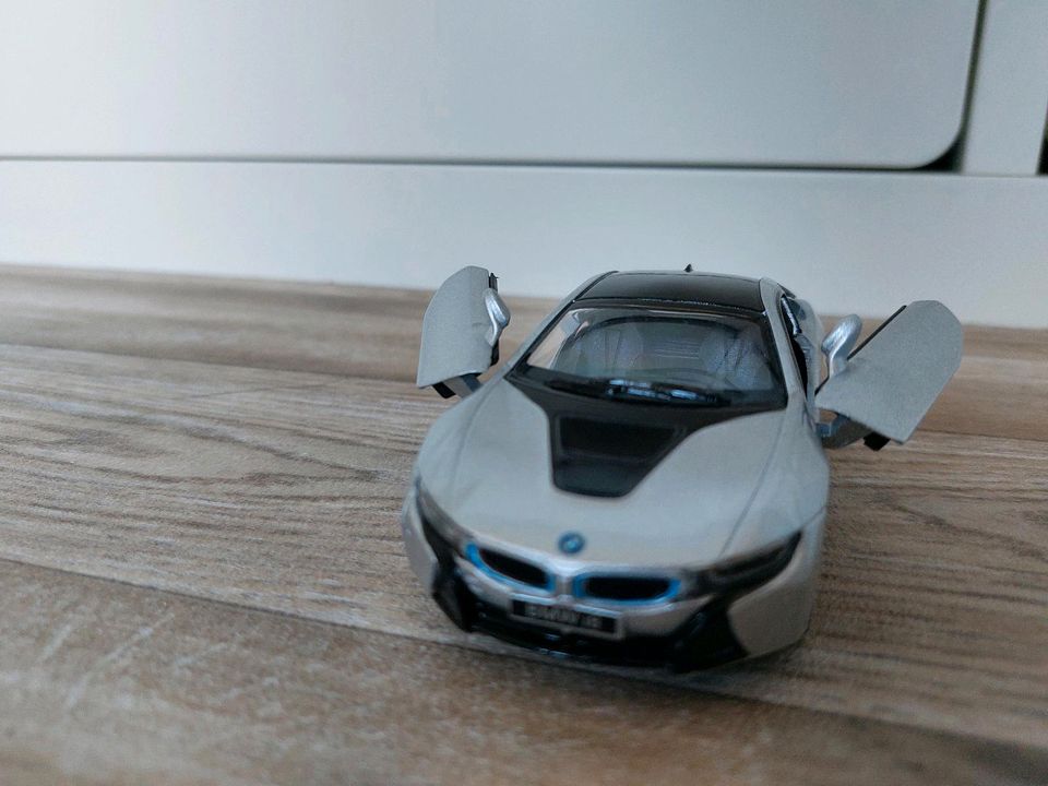 Modelauto BMW i8, silberfarben mit Rückzug-Mechanismus in Neubrandenburg