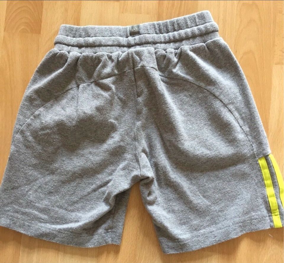 Adidas Short kurze Hose 140 in Herzogenaurach