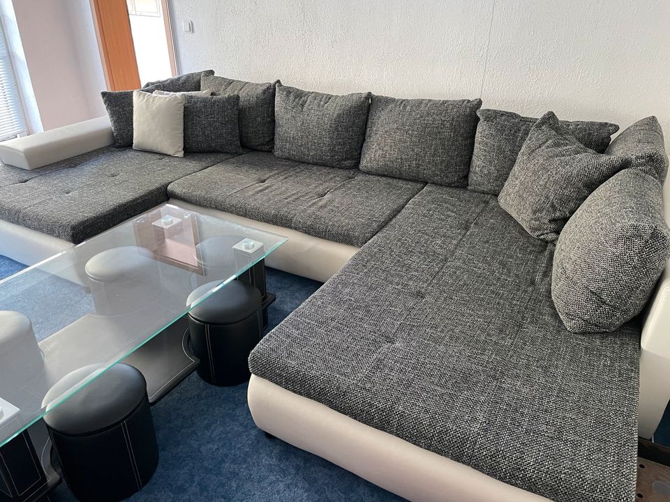 großes U-Sofa mit Schlaffunktion in Braunsbedra