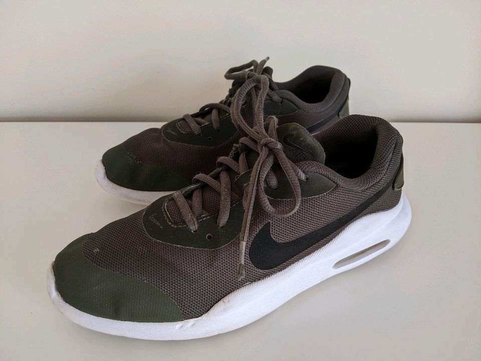 Nike Air Sneaker oliv Gr.40 in Ulm