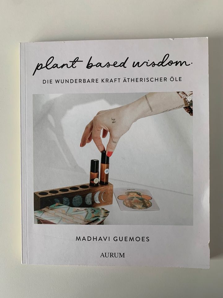 Plant based Wisdom ein Buch über ätherische Öle v Madhavi Guemoes in Hamburg