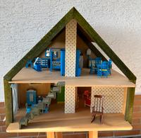 Puppenhaus Holz inklusive kompletter Einrichtung tolle Details Hessen - Groß-Umstadt Vorschau