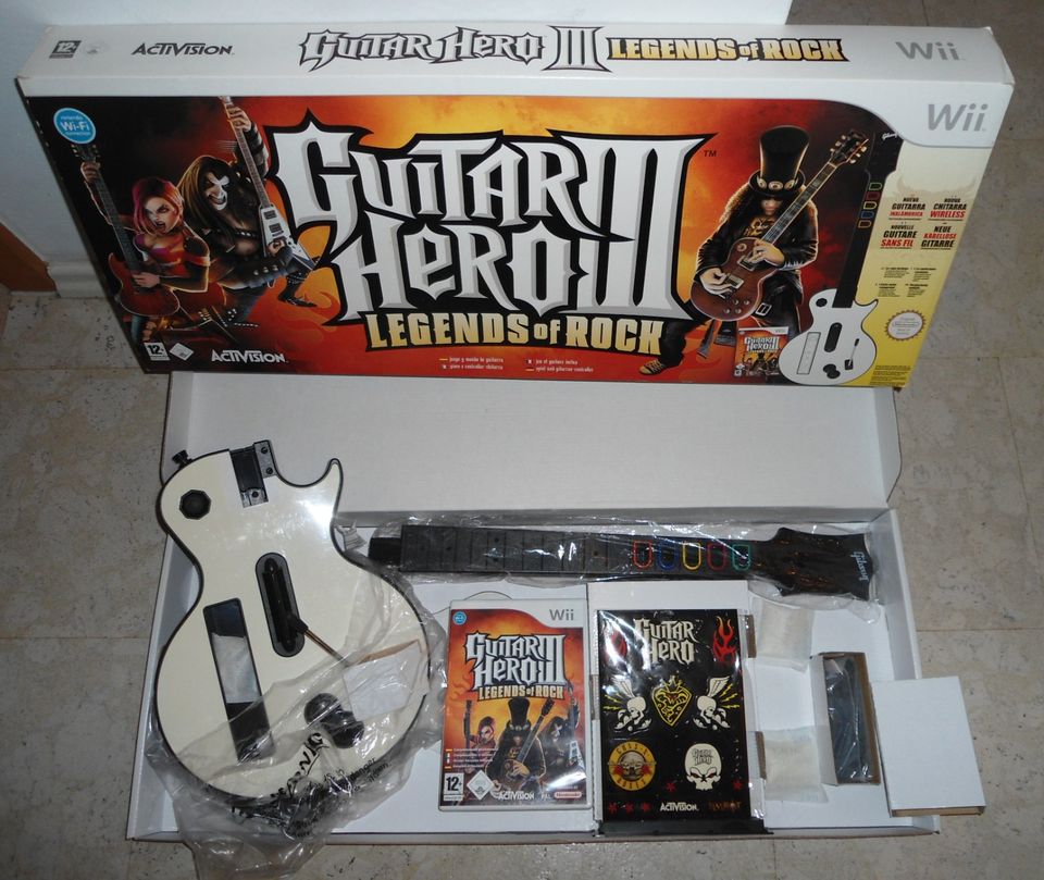 Wii Bundle in OV - 3 Controller - 8 Spiele - Guitar Hero in Würzburg